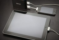 eb7b_igeek_large_capacity_portable_charger_inuse