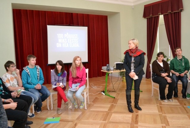 Kommunikatsiooninõustaja Kristi Liiva Koigi Põhikoolis tunniga teemal Miks Eestis on hea elada - märts 2012
