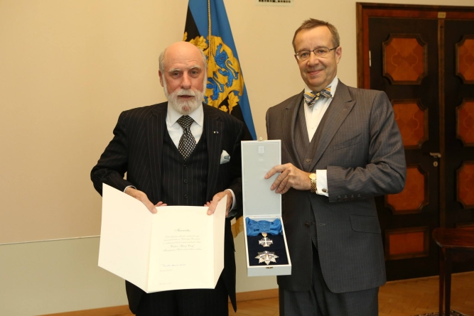 Eesti riigipea andis interneti ühele loojale Vinton Gray Cerfile üle Maarjamaa Risti teenetemärgi