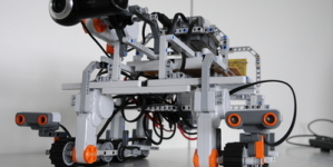 Legorobootika MM-le sõitvad koolinoored teevad TTÜ Robotoklubis proovivõistluse