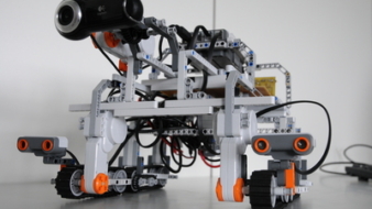 Legorobootika MM-le sõitvad koolinoored teevad TTÜ Robotoklubis proovivõistluse