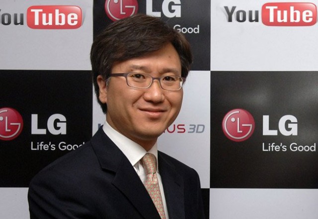 Left-Yong-seok-Jang-from-LG-Right-Francsico-Varela-from-YouTube20110214102807400110707162605