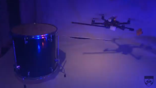 Mini helikopterid mängivad James Bondi tunnuslugu (Video)