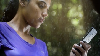 Ekspert hoiatab: vihma käes ei tohi mobiiltelefoniga rääkida